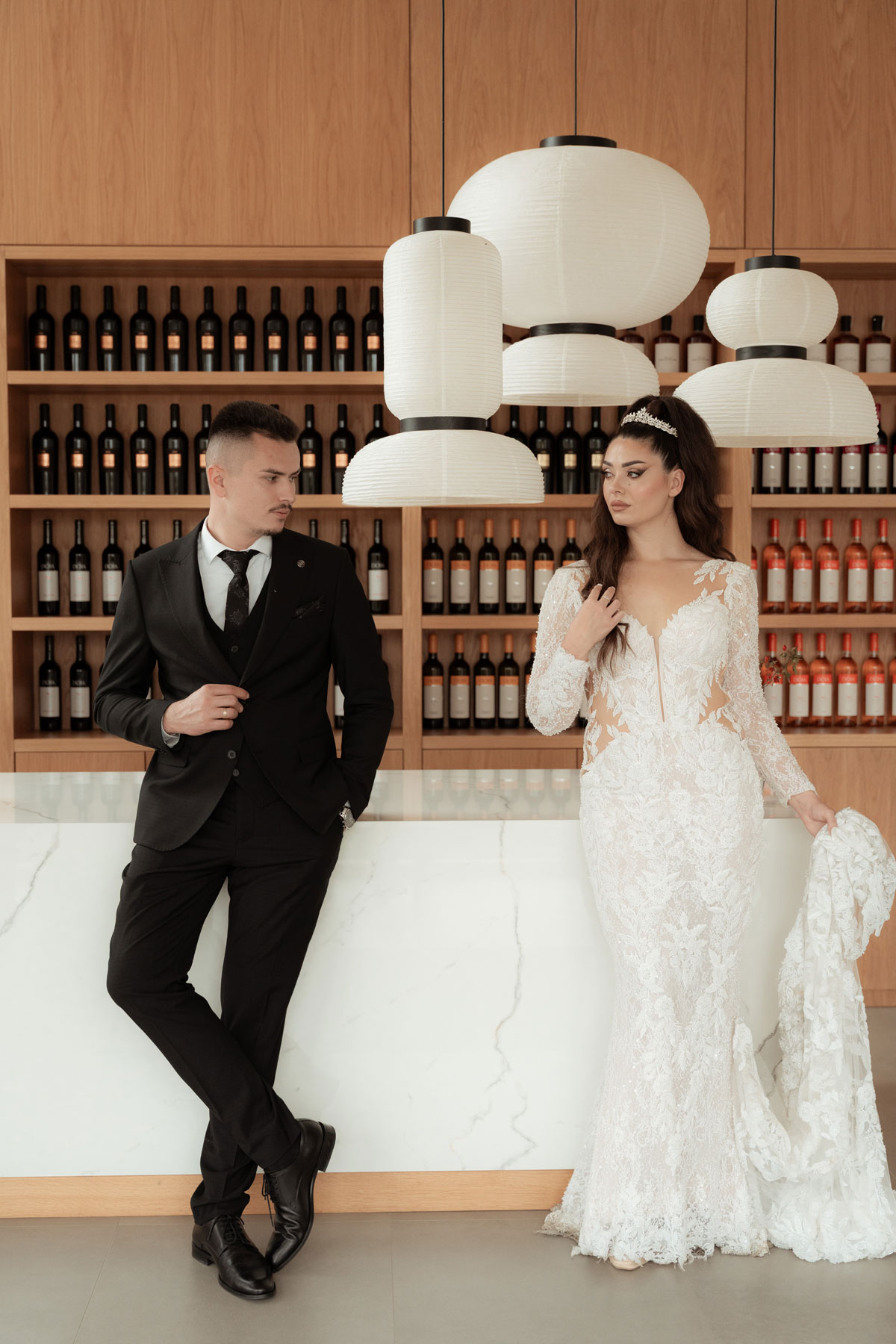 Detalj sa venčanja: mladenci u elegantnom ambijentu, fotografija podeljena sa naše Instagram galerije