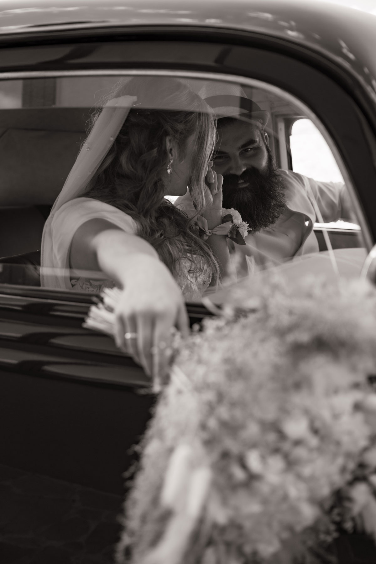 Venčanje – nežan pogled mladenaca i spontani osmeh uhvaćen tokom profesionalnog fotografisanja.