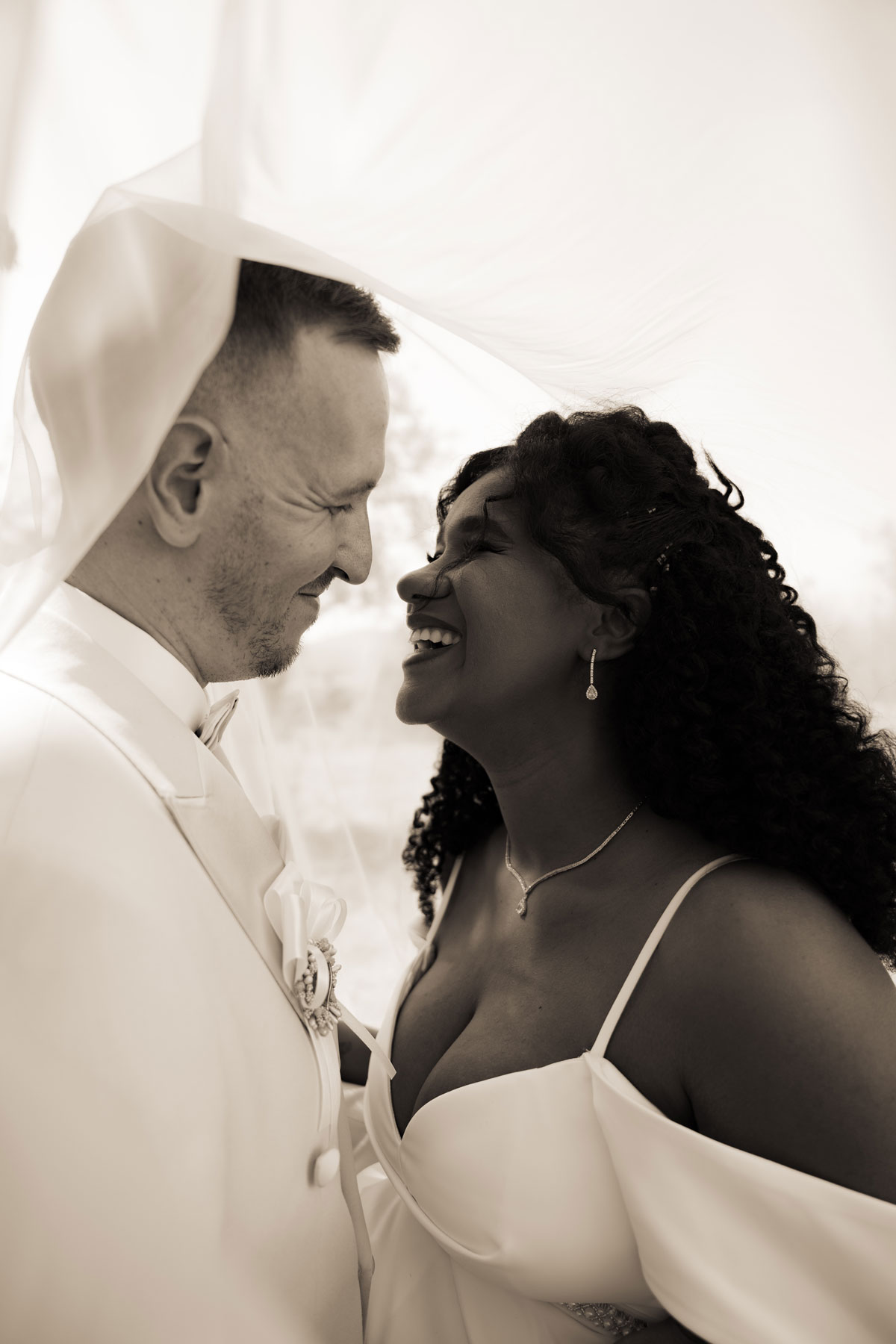 Autentična fotografija sa venčanja objavljena na Instagramu – emocije, stil i ljubav u jednom kadru.