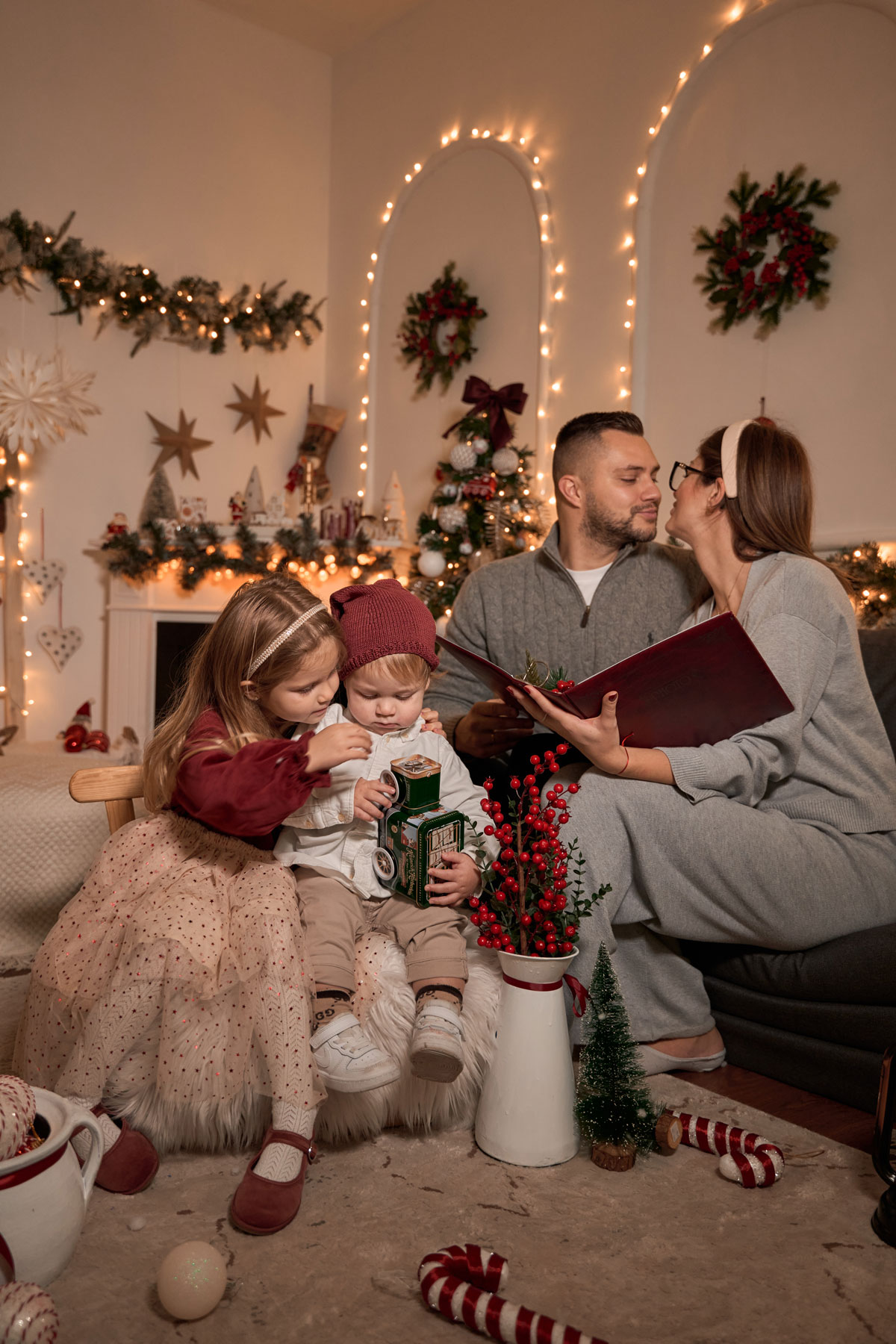 Slatki trenuci dece okružene snegom i zimskim ukrasima na studijskim slikama