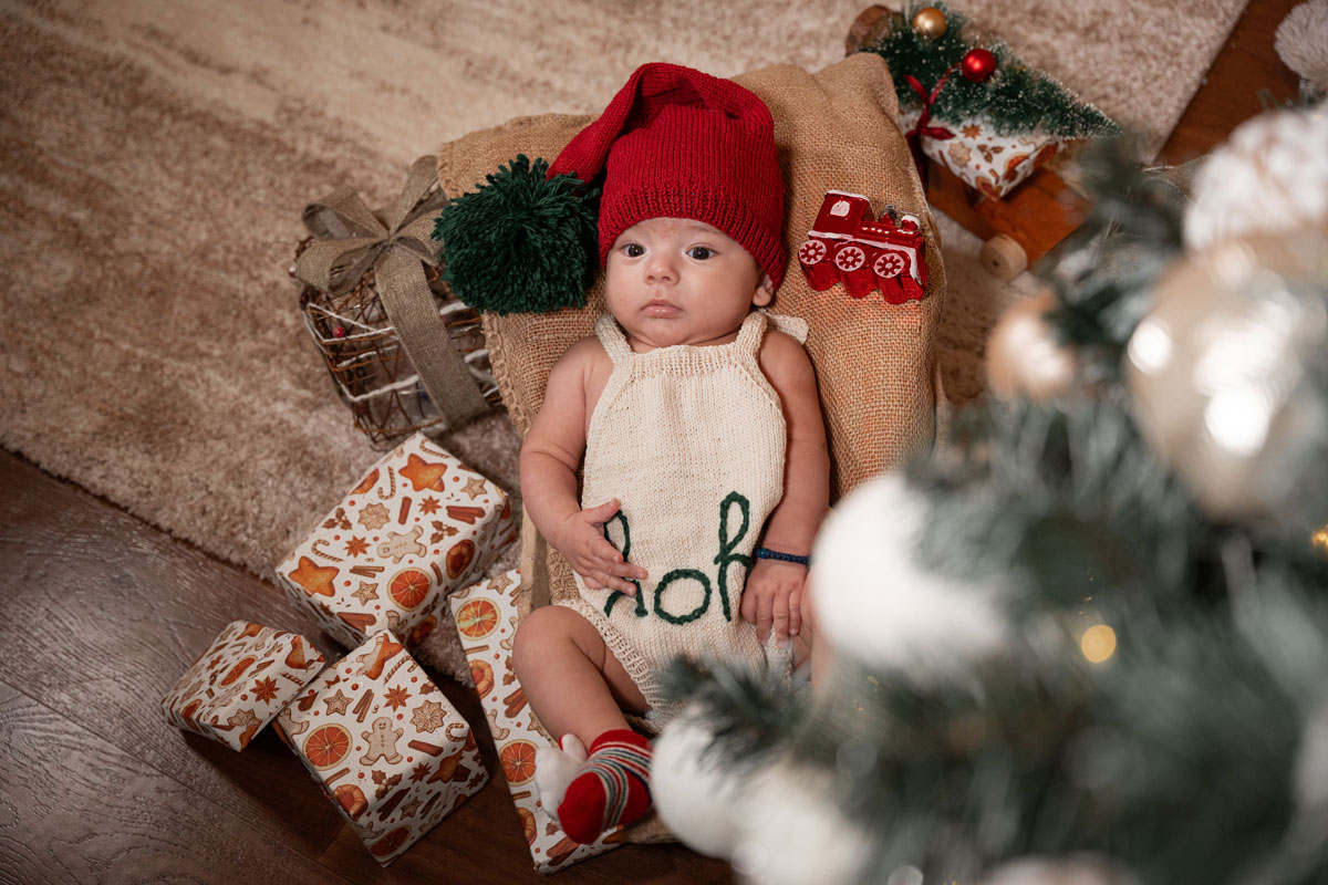 Zimsko studijsko slikanje koje prikazuje dečju radost u hladnim danima